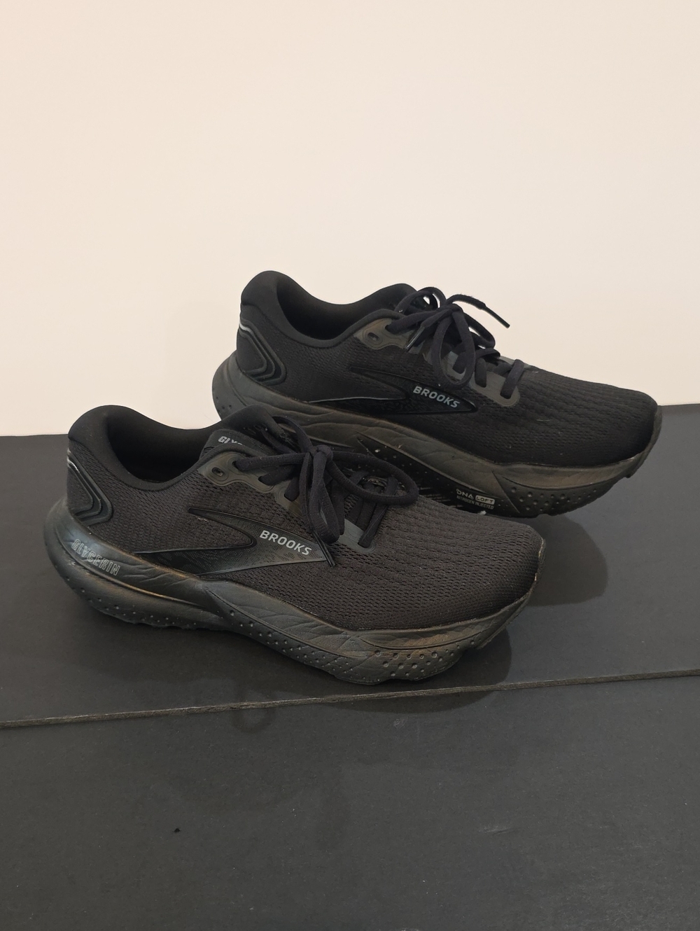 Brooks Glycerin 21 Women's All-Black Athletic Running Shoes Size 7.5